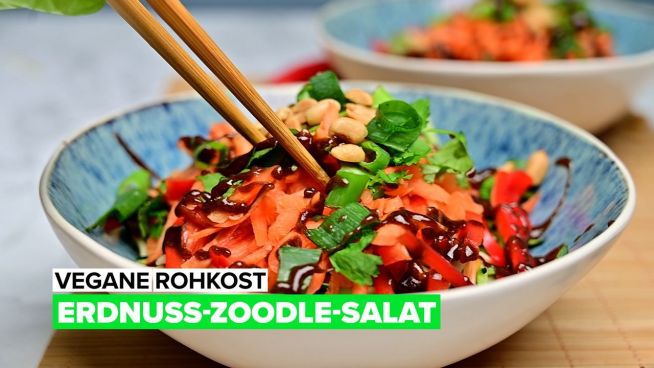 Vegane Rohkost: Erdnuss-Zoodle-Salat