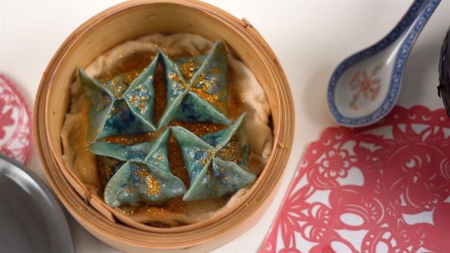 Blaue Teigtaschen zum chinesischen Neujahrsfest