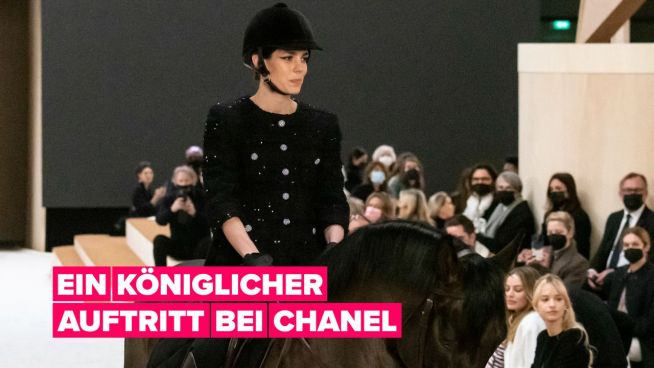 Charlotte Casiraghi eröffnet die Chanel-Modenschau auf einem Pferd